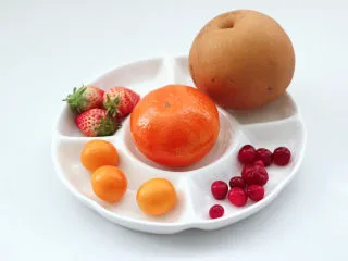 时令水果养生茶,首先备齐所有的食材。