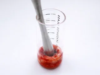 草莓蔓越莓气泡饮,把草莓按压成泥状。