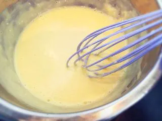 街头流行美食～【岩烧乳酪】,最后加入盐和糖调味。