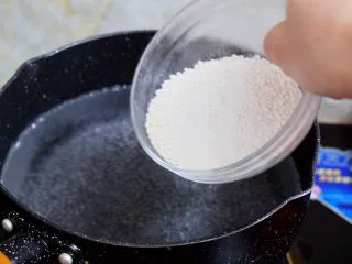 椰香西米水果芋圆,锅中烧开水，加入西米大火煮10分钟，记得边煮边搅拌