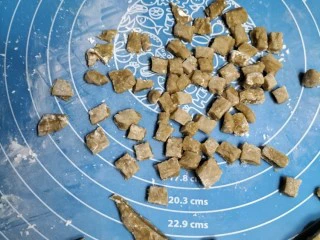 红糖珍珠奶茶,切成小丁分开