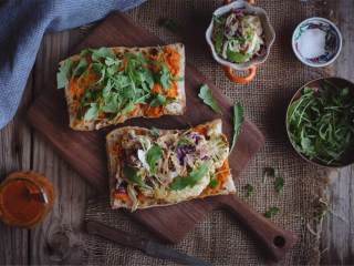 全素三明治配西班牙风味酱汁,把夏巴塔面包 纵向切开，每片面包上都抹上2-3汤匙的意大利风味酱。