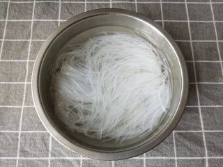 蒜蓉粉丝蒸扇贝,粉丝用温水泡软备用。