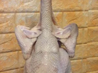 风味蒜香照烧鸡,散上2茶匙盐抹匀鸡的全身，然后风干半小时，备用。