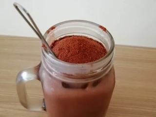 美禄恐龙 milo dinosaur,泡好的美禄上放几块冰块，如果实在喜欢喝凉的，可以多放点，最后再在顶部放上几勺美禄粉，不用搅匀，直接用吸管开喝。 据说这样的形态像恐龙，我是真没看出来，只是这个喝法的确有意思，值得试一下。