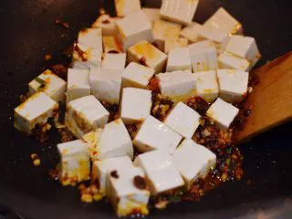 正宗地道的麻婆豆腐,放入豆腐，轻轻晃动炒锅。