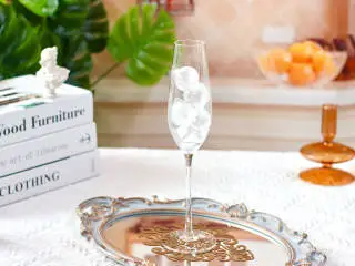 养乐多红酒气泡饮,杯子底部先铺上冰块。