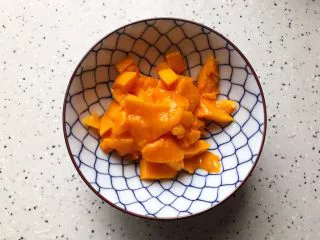 香蕉芒果卡乐比营养奶糊,小台芒去皮去核之后切成小块