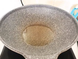 超级下饭菜 油焖尖椒,出锅烧热后加入1小勺玉米油