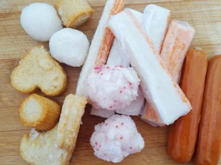 街边小吃麻辣拌,准备200克左右的火锅丸子改刀。