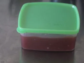 老北京小吃之“山楂糕”,密封好放到冰箱保鲜层2个小时左右让它自然凝固。