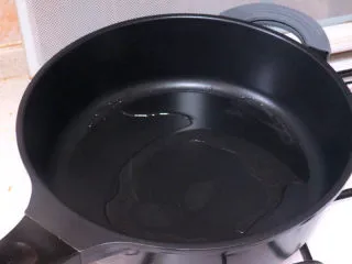 宴客快手菜【虾仁滑蛋】,中火，放入适量油