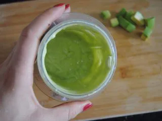 牛油果酸奶昔,搅打成细腻状态，我觉得这样就行不需要加糖，加糖太甜了