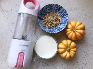 奶香金瓜燕麦糊, 首先我们准备好所有食材:金瓜两个(350g左右),即食燕麦片20-25g(一定要用即食燕麦片哦),纯牛奶200g(用脱脂牛奶更健康哦)