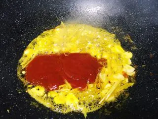 新年餐·茄汁大虾,放入番茄酱（喜欢甜口的这一步还可以加入适量白砂糖）