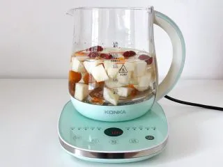 冰糖雪梨金桔饮,倒入800毫升的清水。