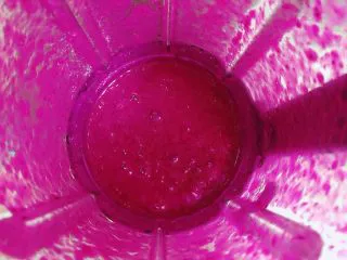 梦幻火龙果酸奶杯,火龙果泥打好了。