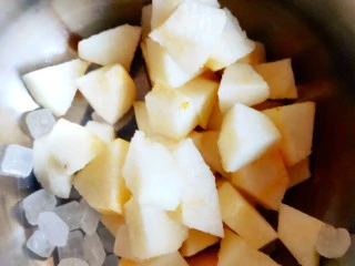 润肺滋养甜汤-----不一样的自制冰糖雪梨,买回来的雪梨清洗干净，削皮切成块桂圆去皮洗净和冰糖放在炖锅中备用。