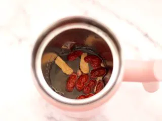 核桃花生红枣露,看见所有的食材都放入后。