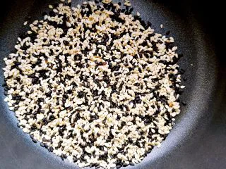  人气小吃糖不甩,将芝麻和花生仁炒熟备用，花生仁压碎