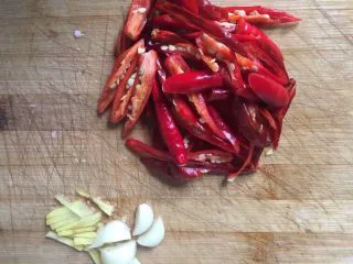 家常干锅花菜,辣椒切丝、葱姜切碎、菜花切小块 