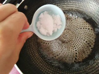 韩式辣炒年糕，炙手可热的小吃,接着倒入白糖。