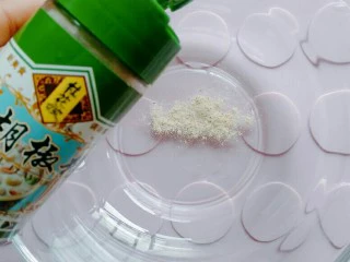 特色小吃米豆腐,先准备一个大碗放胡椒粉