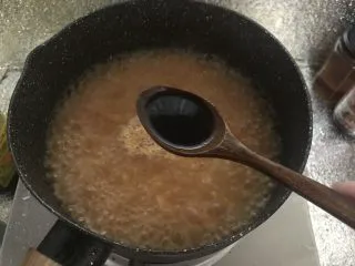 暖心快手汤，西红柿金针菇肥牛汤,加入生抽。