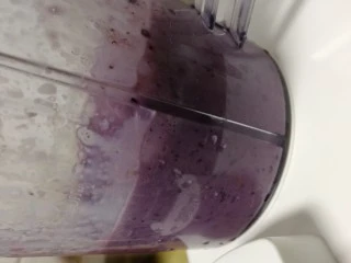 果粒奶昔【香蕉桑葚+香蕉芒果】,榨成汁。