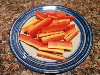 四季豆烧排骨,将胡萝卜洗净切成条备用。
