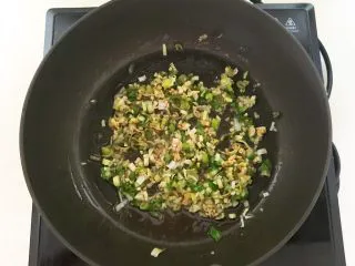 风味炒面 芽菜肉末炒玉米面,煸炒出香味