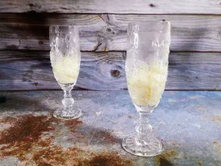 酒酿烧仙草水果杯,小圆子装入杯中