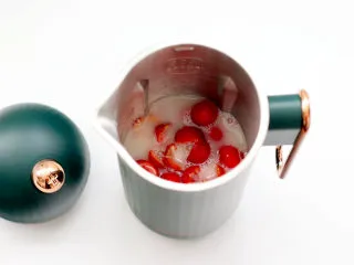 高颜值樱桃气泡冰饮,记住食材不要超过水位线。