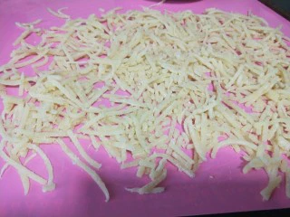 山西小吃炒不烂子,摊开放凉。