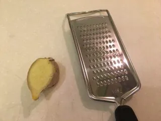 清凉一下绿豆汤,准备姜跟擦板