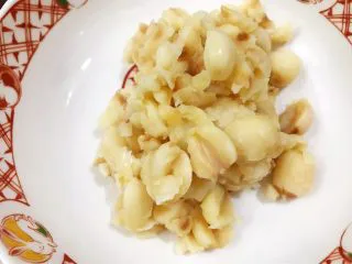 清火滋补之莲子双皮奶,把莲子稍微压碎备用