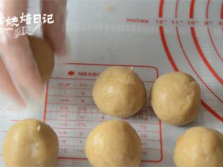 风靡街头的板栗饼不敢吃?那就自制吧,美味又好吃,制作板栗饼的馅料,先将板栗馅分为15克每个,取一份压扁,放入10克麻薯和适量肉松,封口,备用。