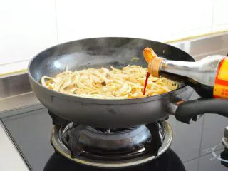 【孜然杏鲍菇】PK烧烤金针菇，完胜~,水分挥发后添加生抽和盐~ 如果还能出汤汁就继续翻炒一下