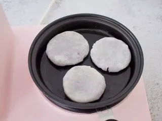 饺子皮紫薯饼,平底锅刷一层薄薄的食用油，再放入紫薯生胚，小火慢煎