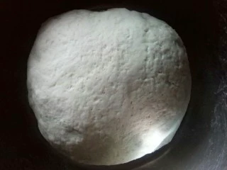 奶茶风味酱香大包一早餐,将小麦粉、小麦香奶茶和酵母混合，加水揉成面团。