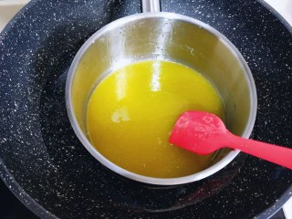 俄罗斯提拉米苏#异国美食#,用硅胶铲，搅拌，直到砂糖融化停止。