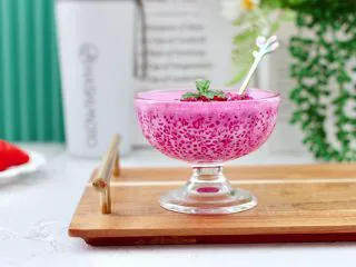 火龙果西米露,春天的味道，美腻的火龙果西米露，我家宝贝超级喜欢，每次一杯不够她喝的，喜欢的亲们赶紧行动起来吧。