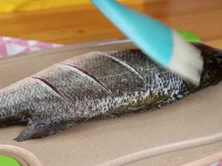 #年年有余#清蒸鲈鱼,料酒涂刷在鲈鱼的表面去腥 tips:料酒可以不涂刷,但是建议涂刷一下,这样子鱼不会太腥,妈妈们也不用担心料酒里面含酒精对宝宝不好,酒精在高温下基本就挥发了,也不会含多少酒精的