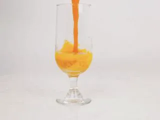 夏日微醺饮品，冰爽消暑去疲劳，精神一整天,倒入柳橙果浆