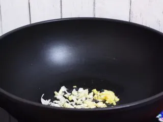 杏鲍菇小炒肉,放入葱姜蒜爆香