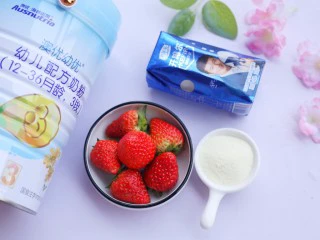 两分钟自制超nice的草莓奶昔,准备材料：草莓6个，浓稠酸奶1瓶，澳优爱优奶粉2勺