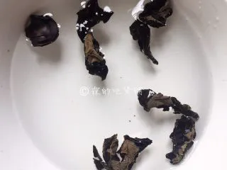 素炒山药 春的山药 清脆又爽口,黑木耳开水泡发后洗净。