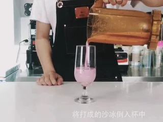 水果冰沙，度夏的绝配,将葡萄酸奶冰沙装入杯中