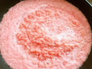 柚子茶/果酱,打碎的柚子方进不粘锅里