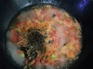 清真小吃之打卤面,水煮开后放入木耳 放入少量盐 老抽 小火熬煮5-7分钟 待木耳黄花熟透。